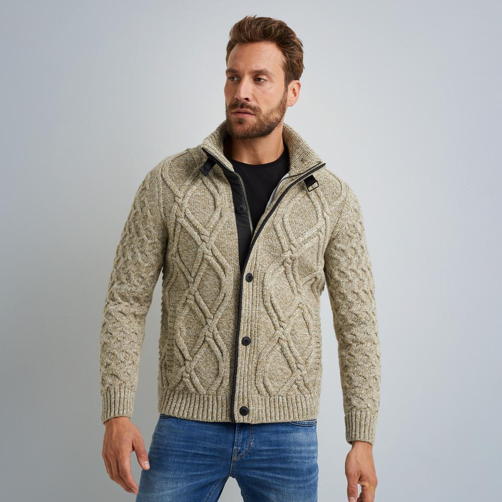 Artikel klicken und genauer betrachten! - Bereits seit 10 Jahren eine echte Ikone der PME Legend-Kollektion. Diese schwere Strickjacke, inspiriert von originalen Fisherman's Knits, ist aus einer Mouline-Woll-Mischung gefertigt und vollständig gefüttert. Die verschiedenen Kabelmuster, der Schnallenverschluss am Kragen und die Cargo-Details verleihen dieser PME Legend-Strickjacke einen coolen Look. | im Online Shop kaufen